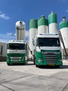 Lossen van kalksteenmeel bij Hurkmans