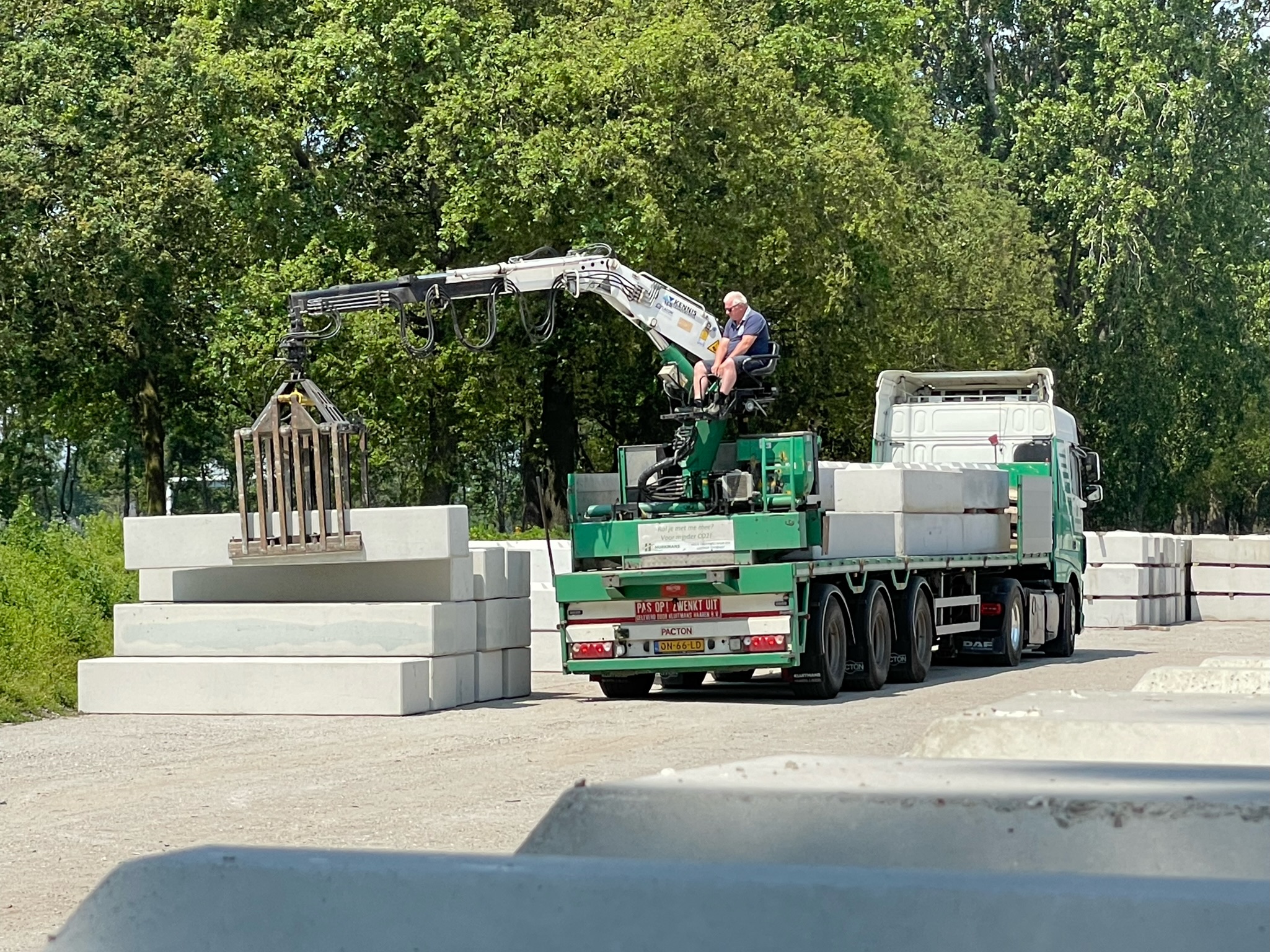Kraanwagen betonblokken
